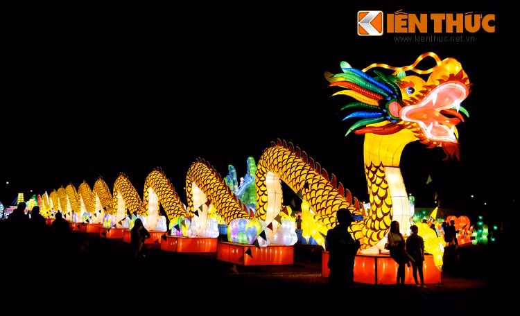 Chiếc đèn lồng mô phỏng hình rồng với độ dài trên 80 mét là một điểm nhấn đặc biệt của lễ hội.
