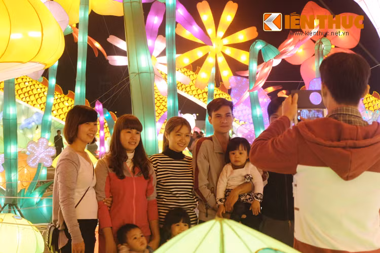 Người dân Thủ đô thích thú chụp hình kỷ niệm bên những chiếc đèn nhiều màu sắc, lung linh.