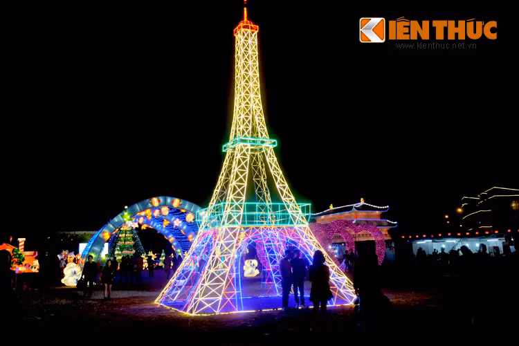 Bên cạnh đó, người dân thủ đô được chiêm ngưỡng những biểu tượng quen thuộc của nhiều quốc gia như tháp Effel, tháp nghiêng Pisa, tháp truyền hình Namsan, chùa Một cột...