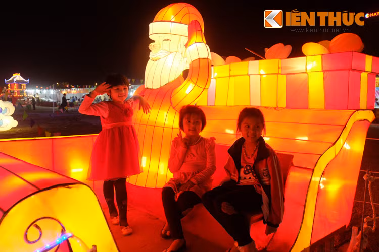 Các em nhỏ được cha mẹ chụp hình bên chiếc xe của ông già Tuyết.