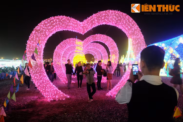Khu vực đèn lồng theo chủ đề tình yêu thu hút nhiều bạn trẻ.