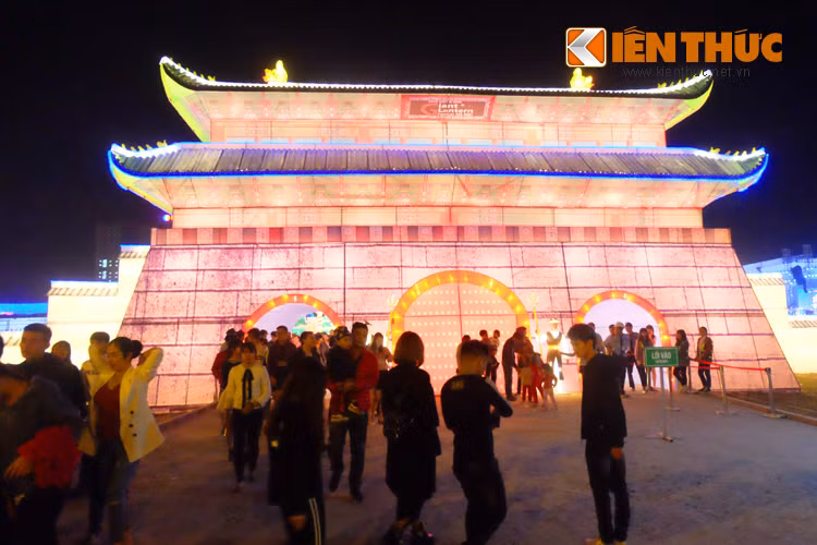 Theo ban tổ chức lễ hội, đây là những chiếc đèn lồng khổng lồ với kích thước cao và dài từ 10 đến 30m được các nghệ nhân Hàn Quốc chế tác thủ công hoàn toàn.