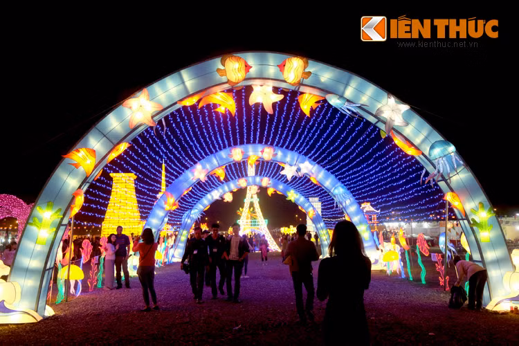 Hàng trăm chiếc đèn lồng lớn nhỏ đã được thắp sáng lung linh trong khuôn viên Công viên Yên Sở (Hà Nội).