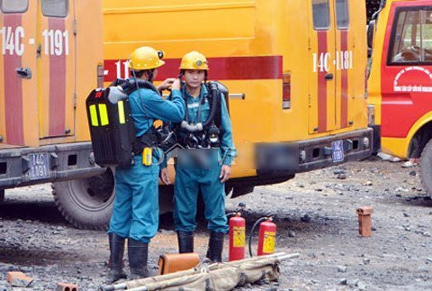 Ngày 2/7, tại một khai trường khai thác than Quảng Ninh đã xảy ra vụ nổ khí metan làm 4 công nhân thiệt mạng. Hình ảnh lực lượng cứu hộ tiếp cận hiện trường vụ nổ. Nguồn ảnh: Dân Việt.