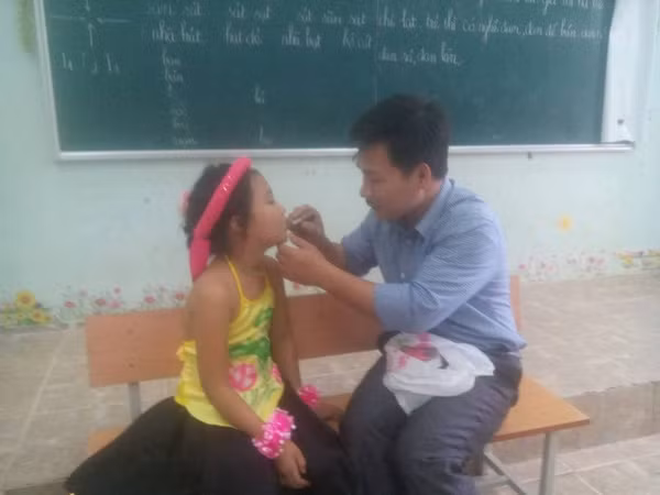 Ngày 20/11 và bức hình thầy giáo trang điểm cho học sinh đã nhận được sự quan tâm lớn của dư luận. Nhân vật chính trong những bức ảnh gây "bão" này là thầy Nguyễn Ngọc Cương (sinh năm 1983), giáo viên chủ nhiệm lớp 3A, trường Tiểu học Văn Phú (Sơn Dương, Tuyên Quang). Lớp 3A của thầy Cương đóng góp một tiết mục văn nghệ trong ngày 20/11. Để chuẩn bị cho học sinh, thầy giáo này đã phải “trổ tài” trang điểm.