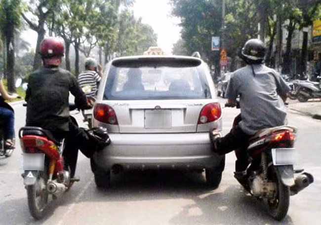 Nương tựa vào nhau mà sống.