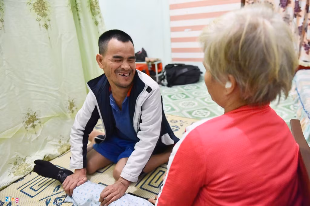 Anh luôn tìm mọi cách để được gần vợ, đặc biệt là sau 6 ngày chị Dự nằm ở bệnh viện mà anh không được ở cạnh trông nom.