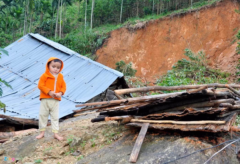 Bé trai co ro bên ngôi nhà sập hoàn toàn dưới chân núi lở ở huyện Sơn Tây.