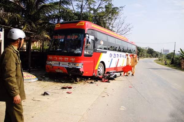 Cũng trong ngày 29/12, một xe máy đấu đầu xe khách trên đoạn đường địa bàn xã Long Sơn, huyện Anh Sơn, Nghệ An khiến người điều khiển xe máy bị thương nặng, phải đi cấp cứu. Tại hiện trường tai nạn, chiếc xe máy nằm dưới bánh xe khách, ô tô hư hỏng phần đầu, kính trước và gương chiếu hậu bên phải của xe khách vỡ nát. Nguồn ảnh: báo Nghệ An.