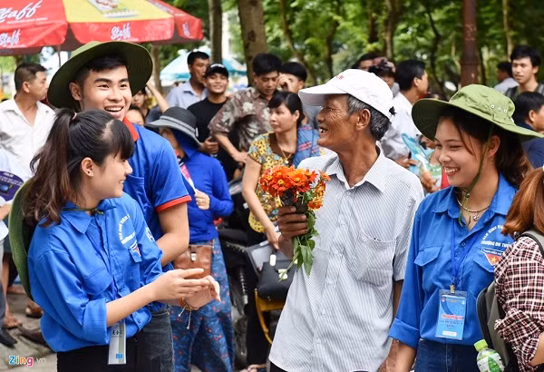 Hành động giản dị mà ấm áp tình thương, sự quan tâm của người ông dành cho cháu khiến nhiều người cảm động. Bó hoa nhỏ nhưng ý nghĩa động viên tinh thần lớn, tiếp sức cho cô cháu gái trong những ngày căng thẳng "vượt vũ môn". Ảnh: Zing.