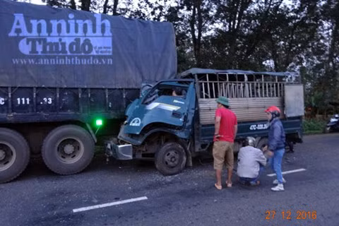 Lực lượng cứu hộ và người dân đã cậy phá cabin và đưa nạn nhân vụ tai nạn giao thông đi cấp cứu trong tình trạng bị thương nặng. Nguồn ảnh: An ninh Thủ đô.