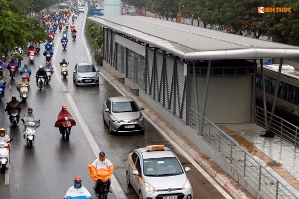 Trong tuần qua, sự kiện dự kiến vận hành tuyến buýt nhanh (BRT) vào ngày 15/12 "nóng" dư luận. Tuy nhiên, do chạy khớp kỹ thuật trong bến nên các xe buýt nhanh Hà Nội không ra phố chạy thử ngày 15/12. Tại các nhà chờ, công nhân tiếp tục hoàn thiện các hạng mục.