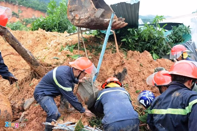 Trên 300 người từ các lực lượng cảnh sát, bộ đội, công an và dân quân tự vệ được điều động tham gia cứu nạn trong vụ sạt lở đất tại Nha Trang. Tỉnh Khánh Hòa và UBND TP Nha Trang đang tiến hành để hỗ trợ cho người dân bị thiệt hại trong vụ sạt lở nghiêm trọng này. Nguồn ảnh: Zing.