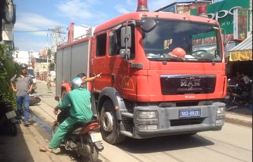 Hôm 22/12, vụ va chạm giữa xe máy và xe cứu hỏa trên đường Nguyễn Thị Định (quận 2, TP HCM) khiến một người đàn ông tử vong. Ảnh: Vietnamnet.