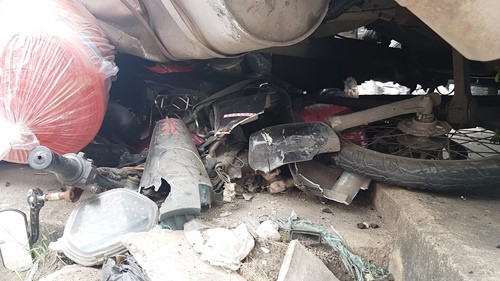 Xe bồn sau khi gây tai nạn liên hoàn đã đâm tiếp vào dải phân cách bên vệ đường rồi mới dừng lại. Tại hiện trường, hai xe máy hiệu Wave và tay ga Airblade mắc kẹt dưới gầm xe máy, hư hỏng nặng. Người điều khiển xe máy bị thương nặng đưa đi cấp cứu. Ảnh: Vietnamnet.