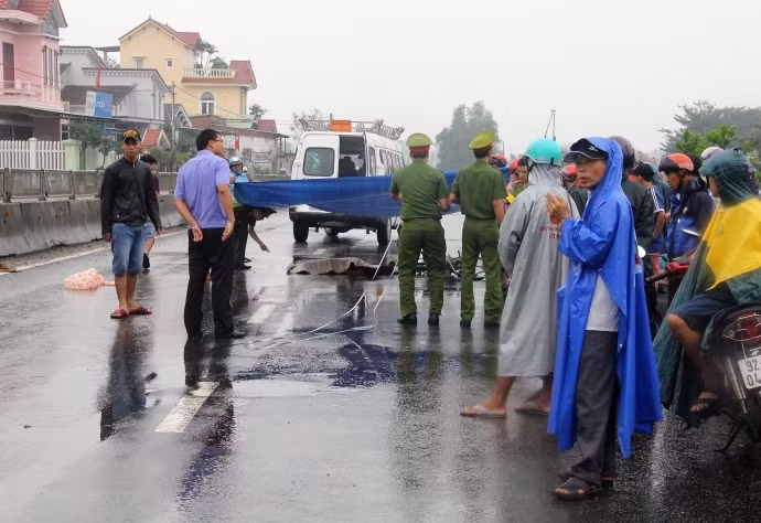 Chiều 6/12, trên QL1 qua thôn Thuận An (Tam Anh Bắc, Núi Thành, Quảng Nam) xảy ra vụ tai nạn giao thông giữa ô tô và xe đạp khiến người đi xe đạp người tử vong. Sau khi gây tai nạn, tài xế ô tô điều khiển xe bỏ trốn. Ảnh: Giao thông.
