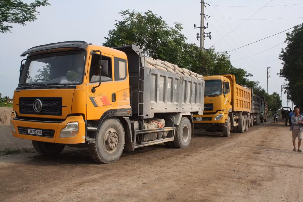 Trường hợp điều khiển xe mà tổng trọng lượng của xe hoặc tải trọng trục xe vượt quá mức cho phép của cầu, đường trên 100- 150% bị phạt tiền 7-8 triệu đồng, trừ khi có Giấy phép lưu hành còn giá trị sử dụng. Ảnh minh hoạ. Nguồn ảnh: Lao động Thủ đô.