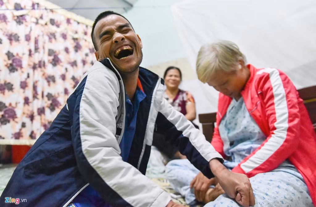 Trong những ngày ở viện, chị Dự không có chồng và mẹ Hương bên cạnh. Chị lại câm điếc nên không thể nói chuyện với ai.