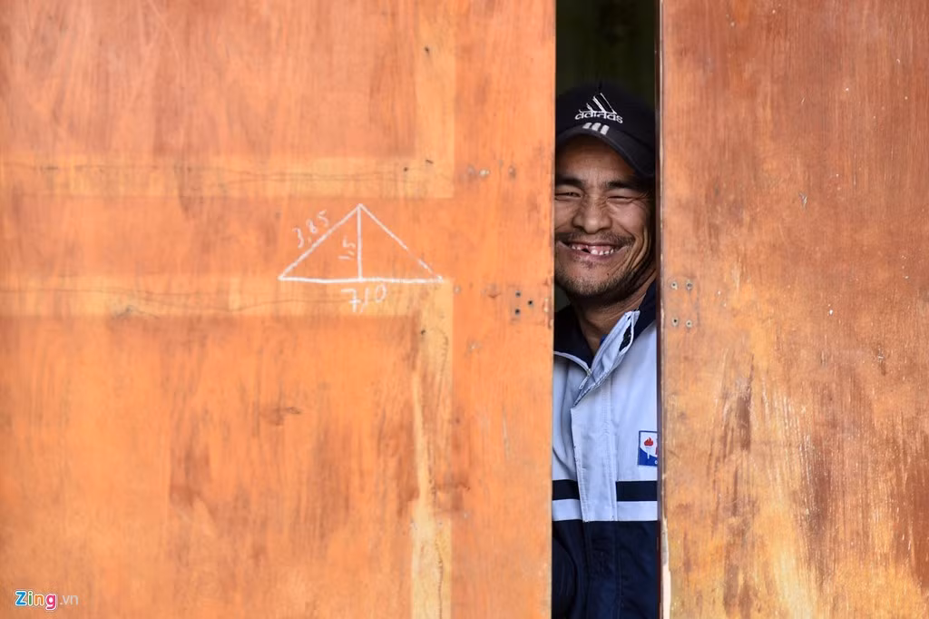 Từ nay, căn nhà nhỏ của anh chồng khoèo và cô vợ câm điếc đã có thêm thành viên đặc biệt. Tình yêu đã khiến cho một chương cũ ảm đạm khép lại và mở ra một câu chuyện mới.