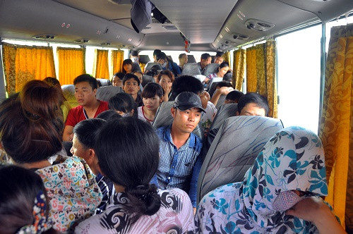 Xử phạt người điều khiển xe bánh xích; xe quá tải trọng, quá khổ giới hạn của cầu, đường (kể cả xe ô tô chở hành khách) từ 3 – 5 triệu đồng nếu điều khiển xe mà tổng trọng lượng (khối lượng toàn bộ) của xe hoặc tải trọng trục xe (bao gồm cả hàng hóa xếp trên xe, người được chở trên xe) vượt quá tải trọng cho phép của cầu, đường trên 20- 50%, trừ trường hợp có Giấy phép lưu hành còn giá trị sử dụng. Ảnh minh họa. Nguồn ảnh: Tạp chí giao thông.