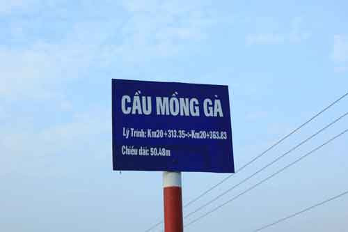Đã có cầu Cựa Gà thì phải có cầu Mồng Gà... Đây là một cây cầu ở Long An.