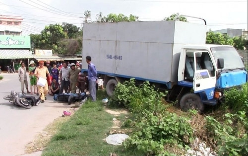 Ngày 28/12, một chiếc xe tải chở hàng hạy hướng quốc lộ 1K (địa bàn thị xã Dĩ An, tỉnh Bình Dương) va chạm mạnh với một xe máy. Cú tông mạnh, khiến người điều khiển xe máy tử vong tại chỗ. Chiếc xe máy hư hỏng nặng. Vụ tai nạn giao thông đã khiến đoạn đường ách tắc. Ảnh: Người đưa tin.