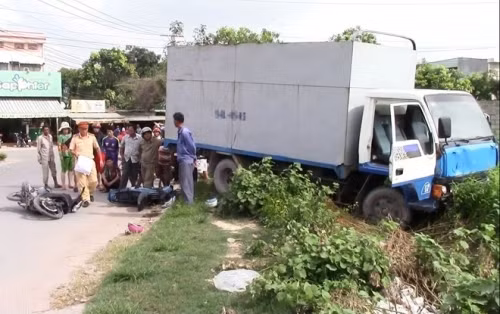 Ngày 28/12, một chiếc xe tải chở hàng hạy hướng quốc lộ 1K (địa bàn thị xã Dĩ An, tỉnh Bình Dương) va chạm mạnh với một xe máy. Cú tông mạnh, khiến người điều khiển xe máy tử vong tại chỗ. Chiếc xe máy hư hỏng nặng. Vụ tai nạn giao thông đã khiến đoạn đường ách tắc. Ảnh: Người đưa tin.