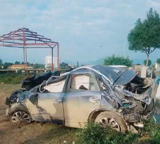 Khoảng 21h50 ngày 26/12 tại đường Nội Thì, thuộc phố Yết Kiêu, thị Trấn Quảng Hà, huyện Hải Hà, tỉnh Quảng Ninh đã xảy ra vụ tai nạn nghiêm trọng. Khi đang lưu thông trên đường thì bất ngờ chiếc xe ô tô mất lái lao lên vỉa hè gặp nạn, khiến cho 1 người thiệt mạng và 3 người khác bị thương. Nguồn ảnh: Phapluatplus.