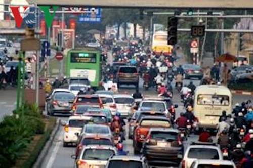 Trước đó, ngày 29/12, 40 chiếc xe buýt nhanh ở Hà Nội chạy thử nghiệm trên đường vào giờ cao điểm buổi sáng và chiều cũng "nóng" dư luận. Nguồn ảnh: VOV.