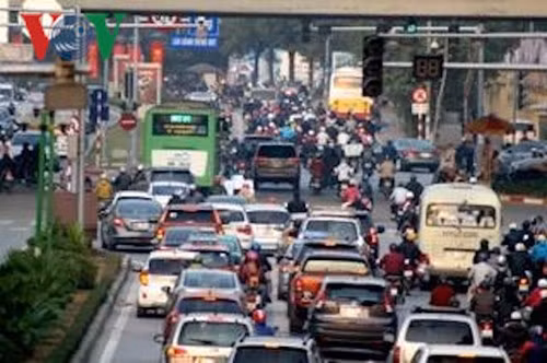 Trước đó, ngày 29/12, 40 chiếc xe buýt nhanh ở Hà Nội chạy thử nghiệm trên đường vào giờ cao điểm buổi sáng và chiều cũng "nóng" dư luận. Nguồn ảnh: VOV.