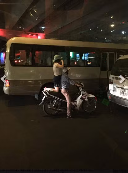 Ngồi không được thì em xin quỳ.