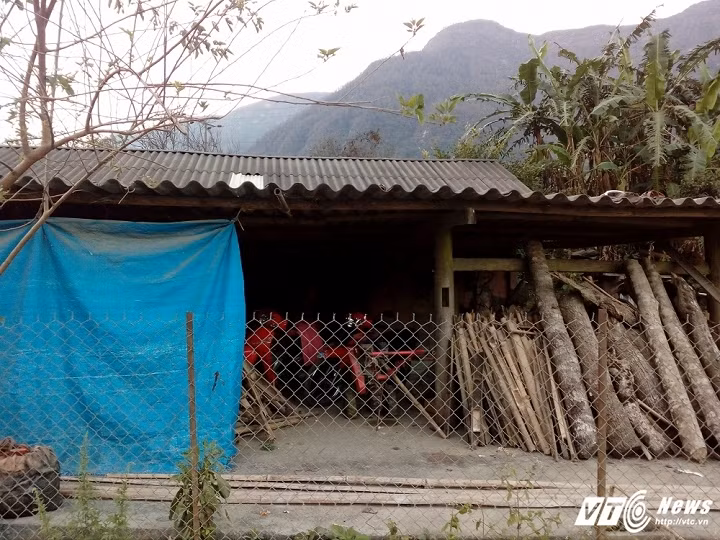 Căn nhà nơi cụ Hạng Thị Sông sinh sống cùng con trai. Ảnh Cù Hiền