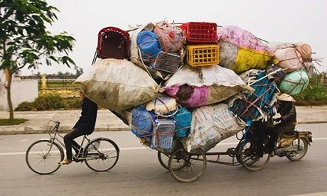 Bên cạnh những giây phút hài hước khi nhìn những bức hình này xong nhiều người không khỏi lo lắng cho vấn đề an toàn giao thông đường phố khi có nhiều người bất chấp tất cả để chở hàng cồng kềnh, quá khổ.