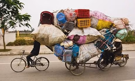 Bên cạnh những giây phút hài hước khi nhìn những bức hình này xong nhiều người không khỏi lo lắng cho vấn đề an toàn giao thông đường phố khi có nhiều người bất chấp tất cả để chở hàng cồng kềnh, quá khổ.