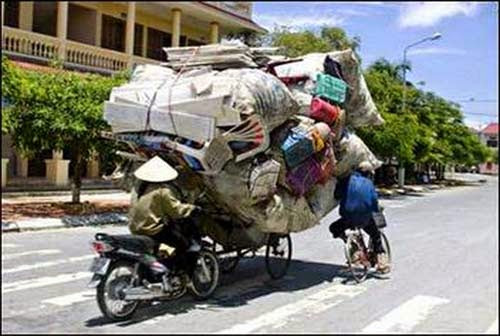 Cạn lời với kiểu chở hàng cồng kềnh của người Việt.