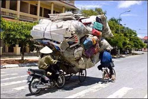 Cạn lời với kiểu chở hàng cồng kềnh của người Việt.