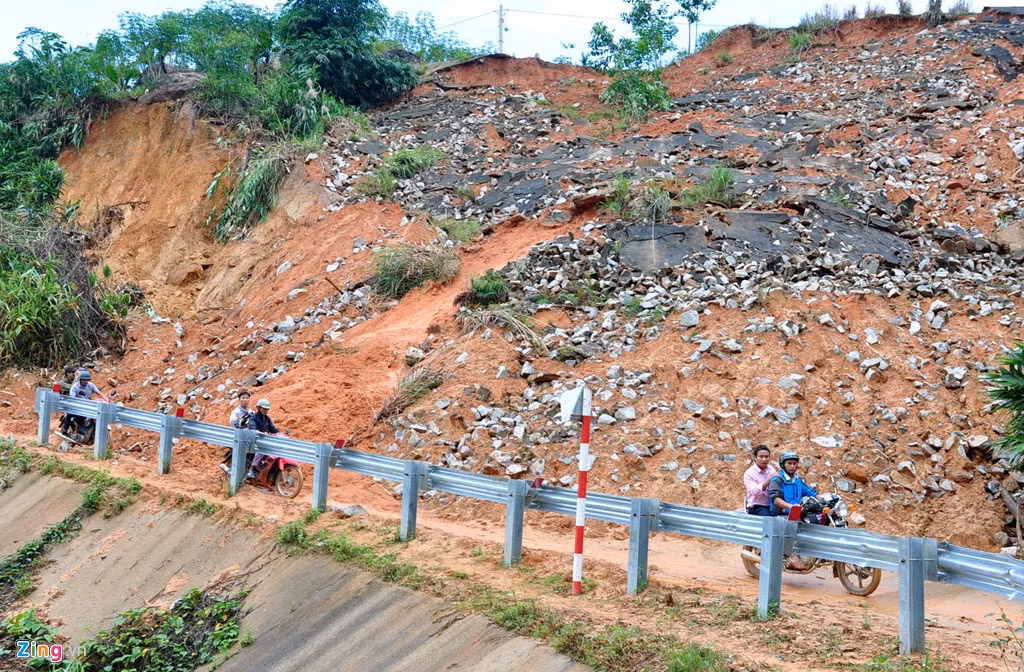 Người dân đi lại nguy hiểm dưới chân núi lở, bên bờ kè khu tái định cư A Nhua 2, thuộc dự án nhà máy thủy điện Đăkđrinh, xã Sơn Long (huyện vùng cao Sơn Tây)