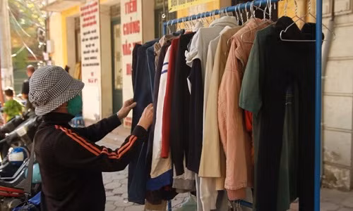 Cô Nguyễn Thị Na Na lựa chọn áo quần từ quầy hàng miễn phí cho người nghèo trên đường Quán Sứ. Ảnh: Hoàng Hiệp.