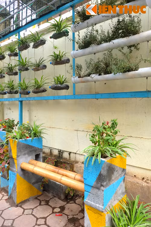 Được biết, đây là một trong những công trình vườn hoa thanh niên, kết hợp trồng hoa, cây cảnh để tạo nên diện mạo hoàn toàn mới cho khu phố này, đồng thời giải quyết “điểm đen” về rác thải sinh hoạt, môi trường.