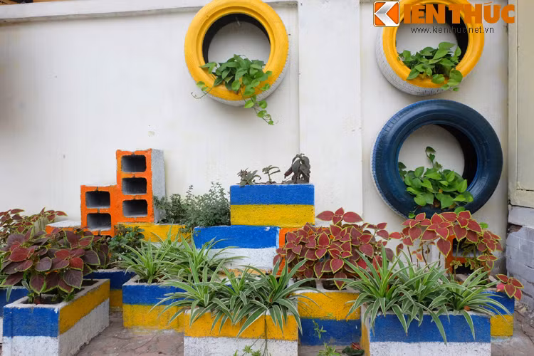 Lốp xe, gạch chống nóng, vật liệu tái chế được sáng tạo thành những chiếc chậu trồng hoa lạ mắt.