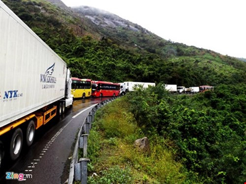 Trong tuần qua, mưa lớn kéo dài làm đèo Cả (Phú Yên) sạt lở nghiêm trọng khiến giao thông Bắc - Nam tắc nghẽn gần một ngày. Nguồn ảnh: Zing.