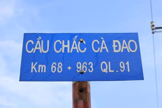 Cụm từ “chắc cà đao” ngày xưa thường dùng ám chỉ một vùng đất hẻo lánh. Cầu Chắc Cà Đao nằm trên quốc lộ 91 từ Long Xuyên về Châu Đốc, An Giang.