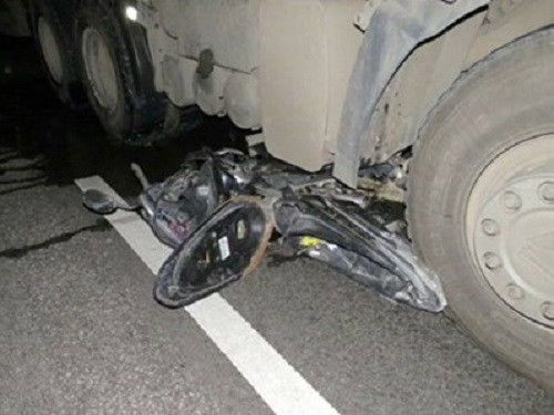 Ngày 30/11, chiếc xe máy mang biển số Ninh Bình chở ba người lưu thông với tốc độ cao trên quốc lộ 1A theo hướng TP Vinh – Hà Nội đoạn qua địa bàn huyện Nghi Lộc, Nghệ An, đến Km 437 thì bất ngờ xảy ra va chạm với chiếc xe container lưu thông cùng chiều phía trước. Sau khi xảy ra tai nạn giao thông chiếc xe máy dính chặt vào gầm ô tô, cả 3 người và phương tiện bị kéo đi một đoạn hơn 50m mới dừng lại. Vụ tai nạn khiến 3 người trên xe máy tử vong. Tại hiện trường vụ tai nạn giao thông, xe máy chui lọt thỏm vào gầm container. Nguồn ảnh: VOV.