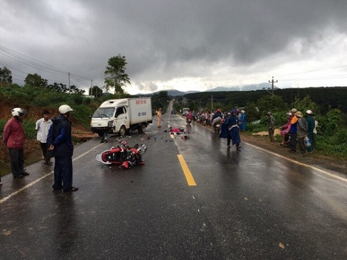 Hôm 30/11, trên tuyến đường ven biển đoạn qua địa phận thôn Tây Giang, xã Bình Sa, huyện Thăng Bình xảy ra vụ tai nạn giao thông thảm khốc khiến 1 người chết, 1 người bị thương nặng. Chiếc ô tô lưu thông theo hướng Tam Kỳ - Hội An khi đến địa điểm trên thì va chạm với xe máy chạy cùng chiều. Ô tô đã kéo xe máy một đoạn dài rồi bị lật nhào. Người điều khiển xe máy tử vong tại chỗ, người lái ô tô bị thương nặng được đưa đi cấp cứu. Nguồn ảnh: Báo Người lao động.