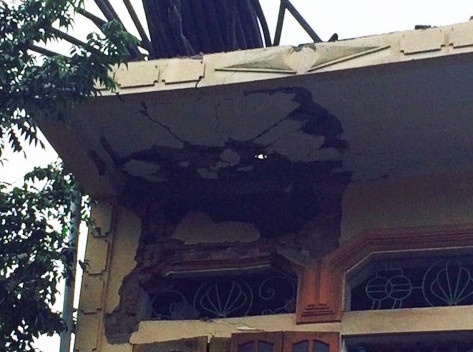 Vụ nổ khiến một phần mái và tường của nhà xưởng bị hư hỏng, các cột bê tông bị bẻ gẫy. Lực nổ cũng khiến đất đá, vật liệu, bê tông và phụ kiện của lò hơi bị thổi tung, văng xa hàng chục mét, làm ảnh hưởng đến công trình của các hộ dân liền kề nhà máy. Nguồn ảnh: Công an nhân dân.