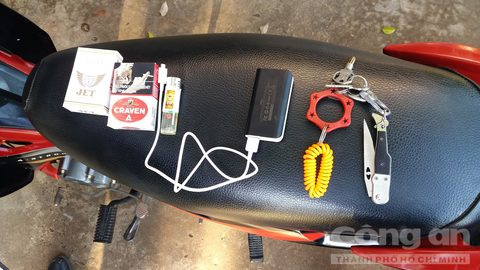 Để lẩn trốn, đối tượng ẩn náu ở một nhà trọ đông công nhân. Ròng rã suốt 1 tuần lễ, các trinh sát đón lõng tại khu nhà trò vẫn không thấy bóng dáng Vũ bởi khi thấy có dấu hiệu không an toàn, hắn lại lẩn trốn đến nơi khác. Bằng biện pháp nghiệp vụ, các chiến sỹ công an đã tóm gọn tên cướp. Chỉ khi đưa các bằng chứng, tang chứng liên quan đến các vụ cướp hắn đã thực hiện, Vũ mới nhận tội. Nguồn ảnh: Công an TP HCM.