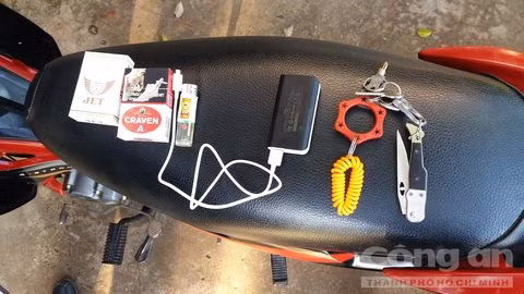 Để lẩn trốn, đối tượng ẩn náu ở một nhà trọ đông công nhân. Ròng rã suốt 1 tuần lễ, các trinh sát đón lõng tại khu nhà trò vẫn không thấy bóng dáng Vũ bởi khi thấy có dấu hiệu không an toàn, hắn lại lẩn trốn đến nơi khác. Bằng biện pháp nghiệp vụ, các chiến sỹ công an đã tóm gọn tên cướp. Chỉ khi đưa các bằng chứng, tang chứng liên quan đến các vụ cướp hắn đã thực hiện, Vũ mới nhận tội. Nguồn ảnh: Công an TP HCM.