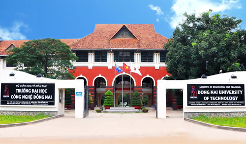 Đại diện Cơ quan CSĐT Công an tỉnh Đồng Nai cho biết đang hoàn tất hồ sơ, tiến hành khởi tố vụ án để điều tra hành vi sai phạm của nghi can Hoàng Văn Điệp (35 tuổi), nguyên phó trưởng khoa Kế toán – Tài chính, trường Đại học Công nghệ Đồng Nai. Nghi can Điệp được xác định có hành vi lợi dụng chức vụ, quyền hạn để điều chỉnh điểm từ rớt thành đậu, từ xếp loại trung bình lên khá, giỏi… để thu lợi bất chính của sinh viên, học sinh số tiền hàng trăm triệu đồng.