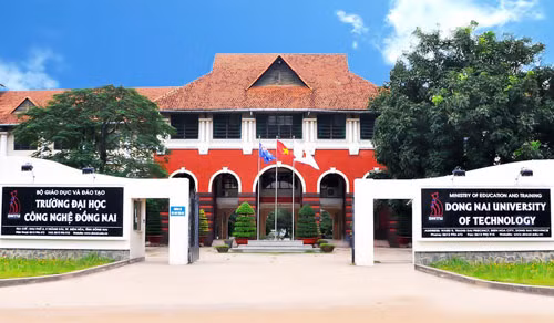 Đại diện Cơ quan CSĐT Công an tỉnh Đồng Nai cho biết đang hoàn tất hồ sơ, tiến hành khởi tố vụ án để điều tra hành vi sai phạm của nghi can Hoàng Văn Điệp (35 tuổi), nguyên phó trưởng khoa Kế toán – Tài chính, trường Đại học Công nghệ Đồng Nai. Nghi can Điệp được xác định có hành vi lợi dụng chức vụ, quyền hạn để điều chỉnh điểm từ rớt thành đậu, từ xếp loại trung bình lên khá, giỏi… để thu lợi bất chính của sinh viên, học sinh số tiền hàng trăm triệu đồng.