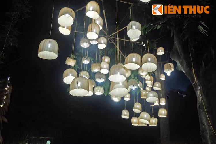 Những chiếc đèn độc đáo, sáng tạo cho thấy bàn tay tài hoa, khéo léo của những nghệ nhân chế tác ra chúng.